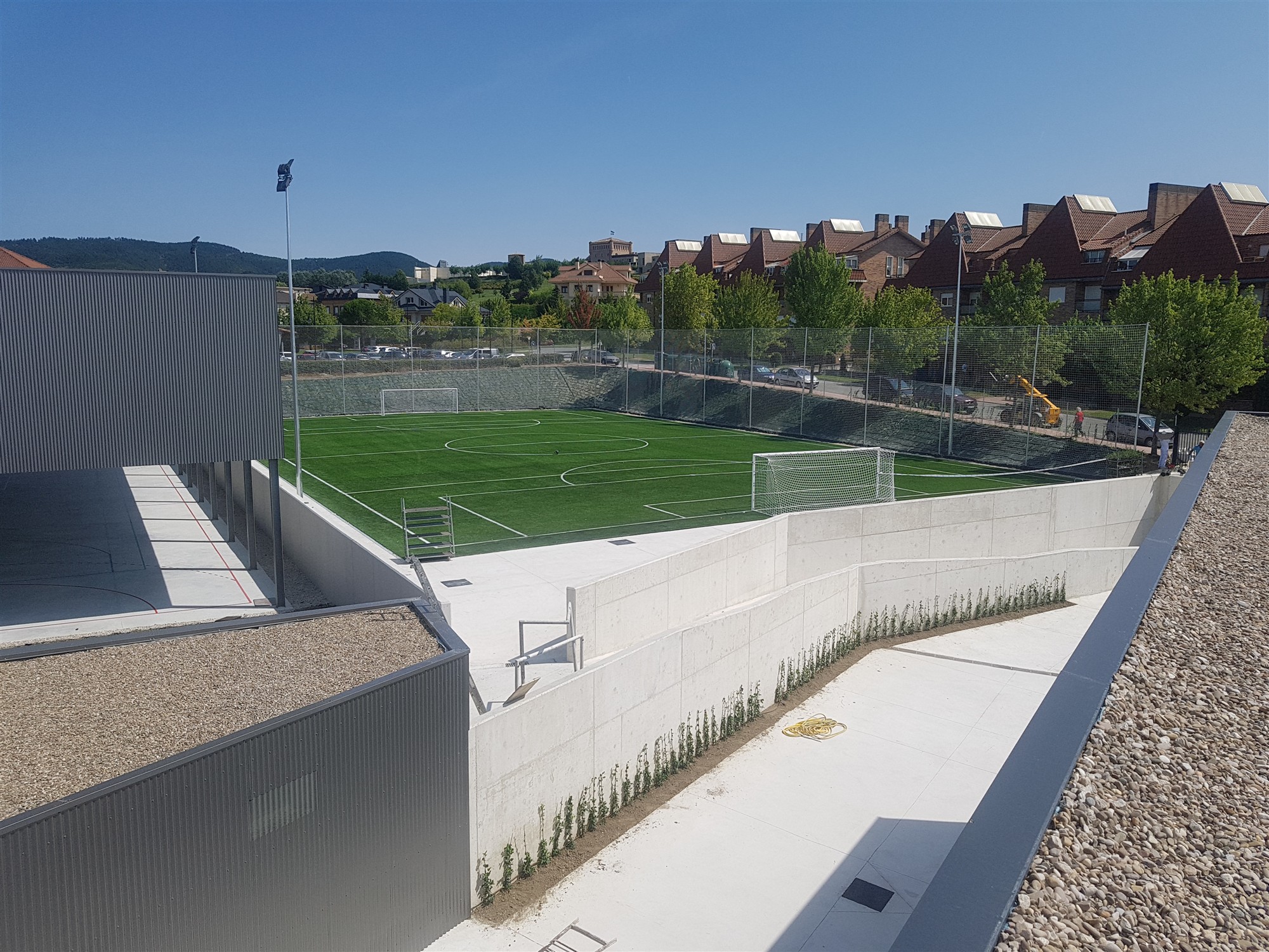 Campo de futbol y pared de hormigon
