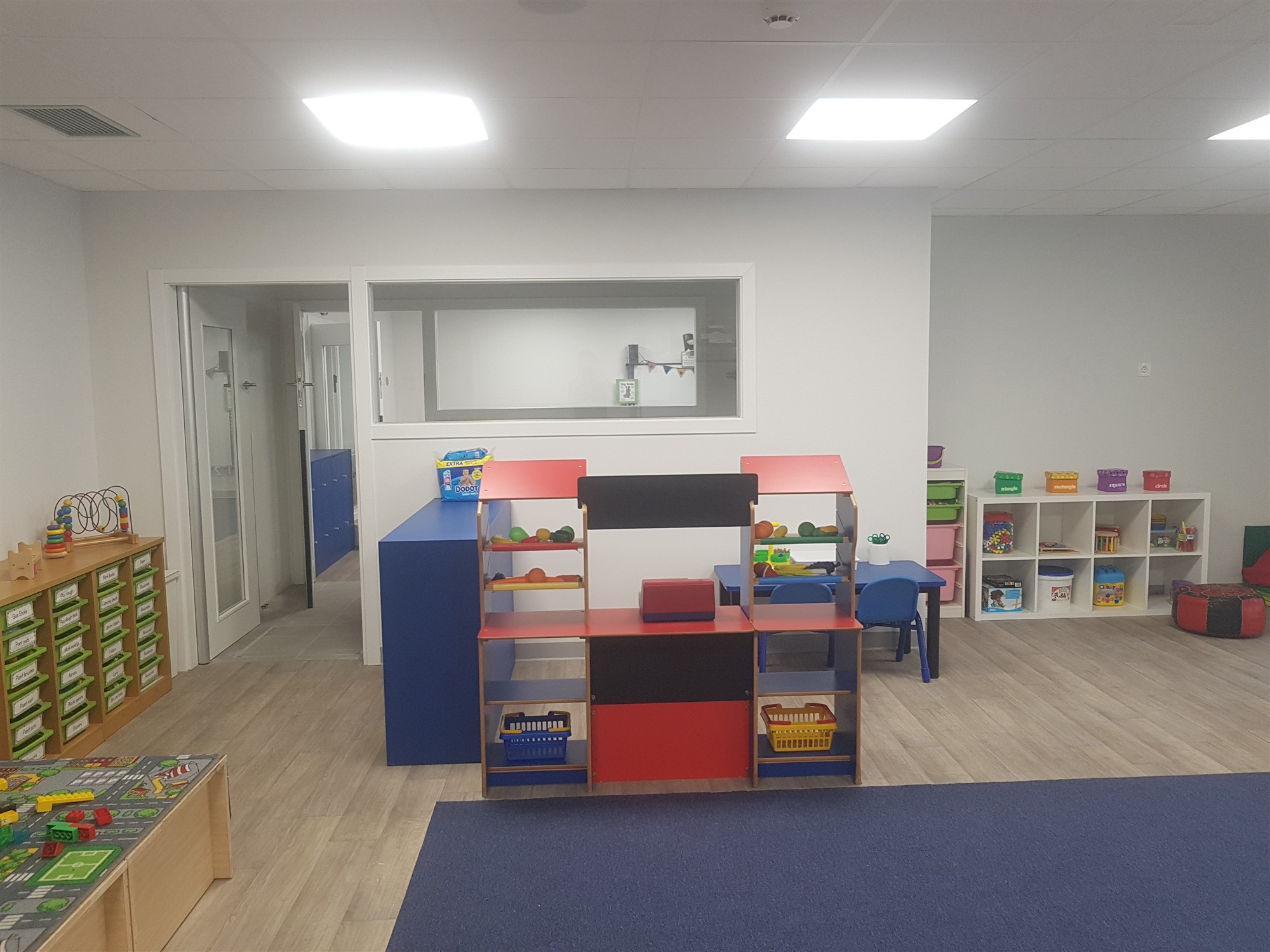 Sala infantil con diferentes juegos