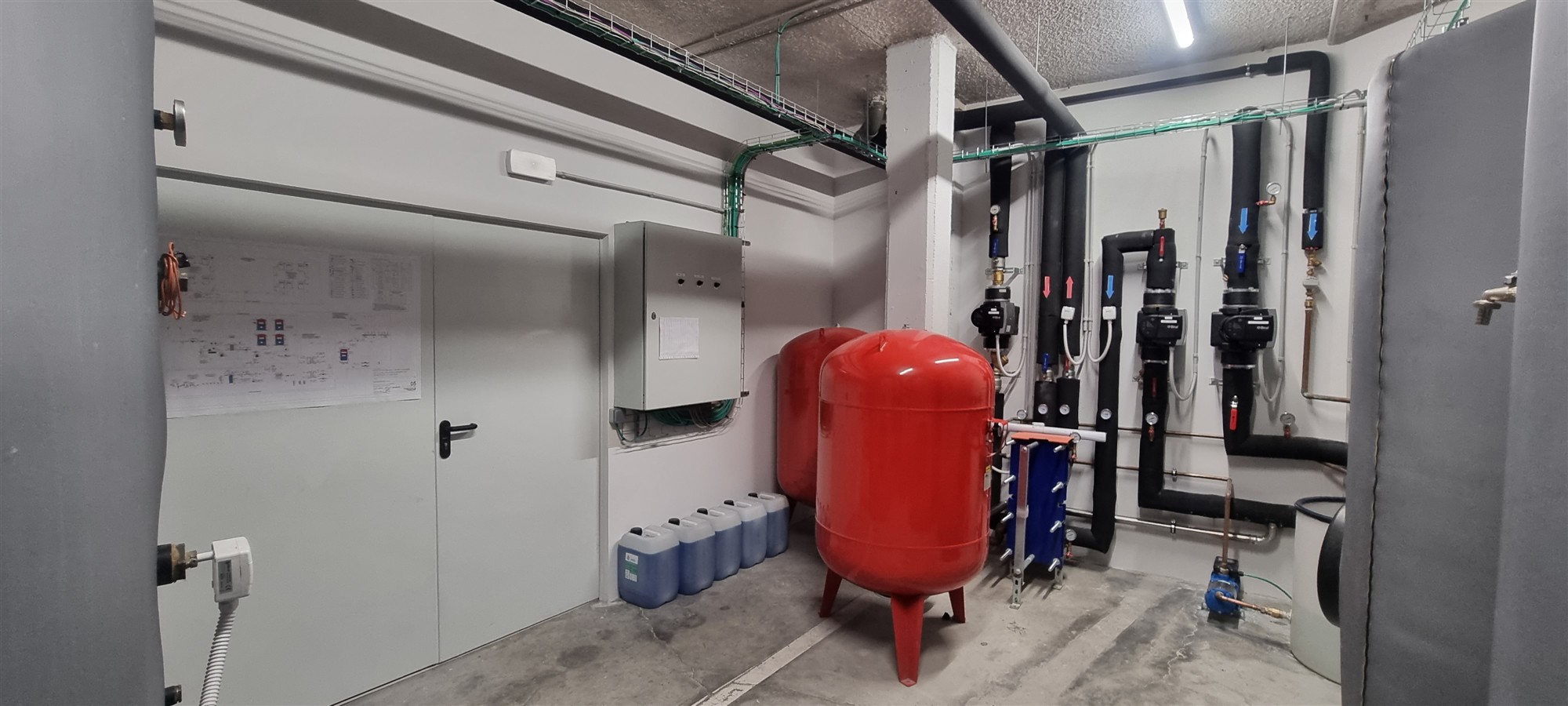 Diferentes elementos de una instalación de calefacción industrial