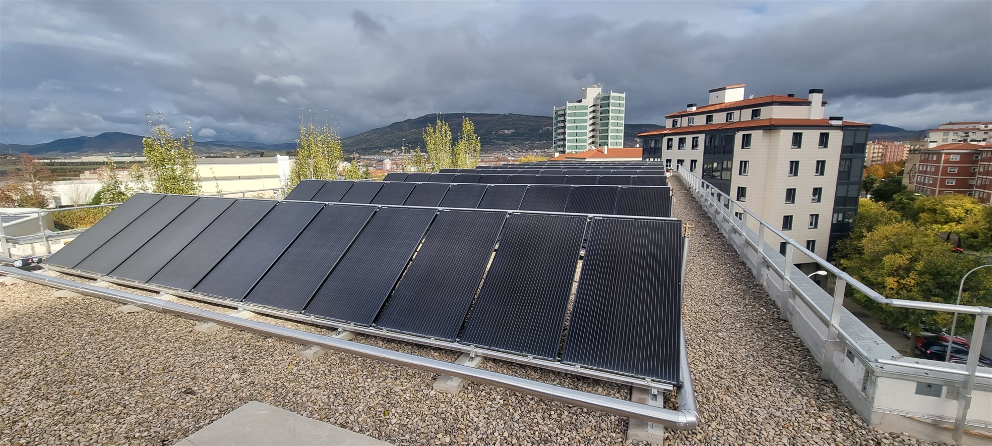 Diferentes elementos de una instalación de placas solares en azotea