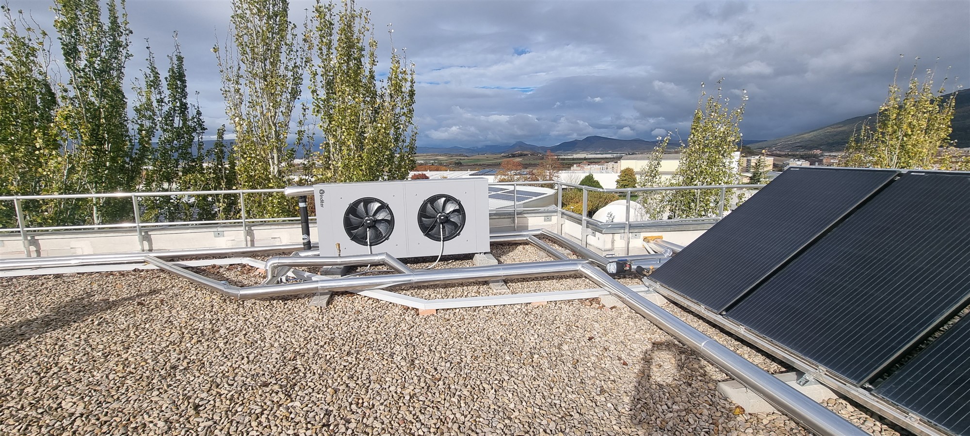 Diferentes elementos de una instalación de calefacción industrial en azotea