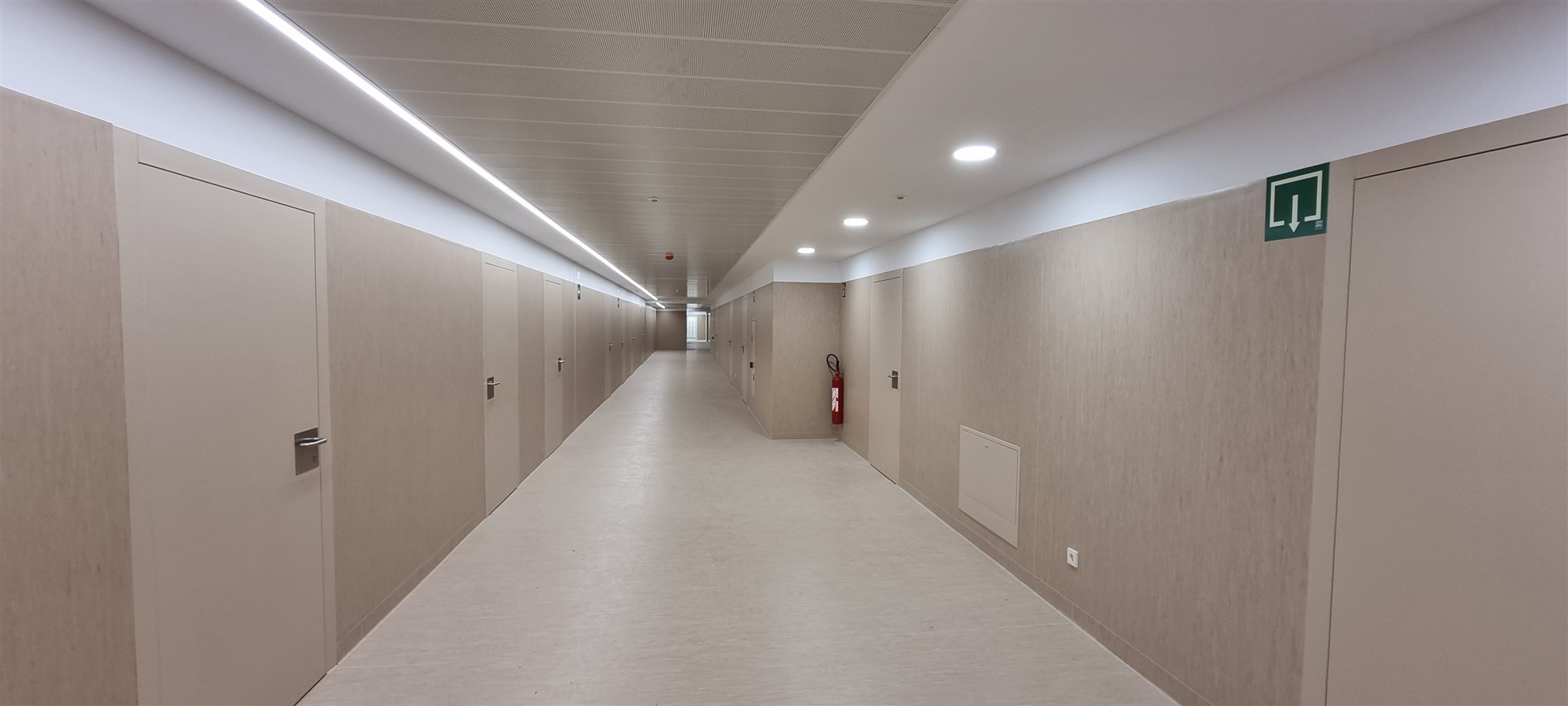 Pasillo de una residencia con paredes de madera