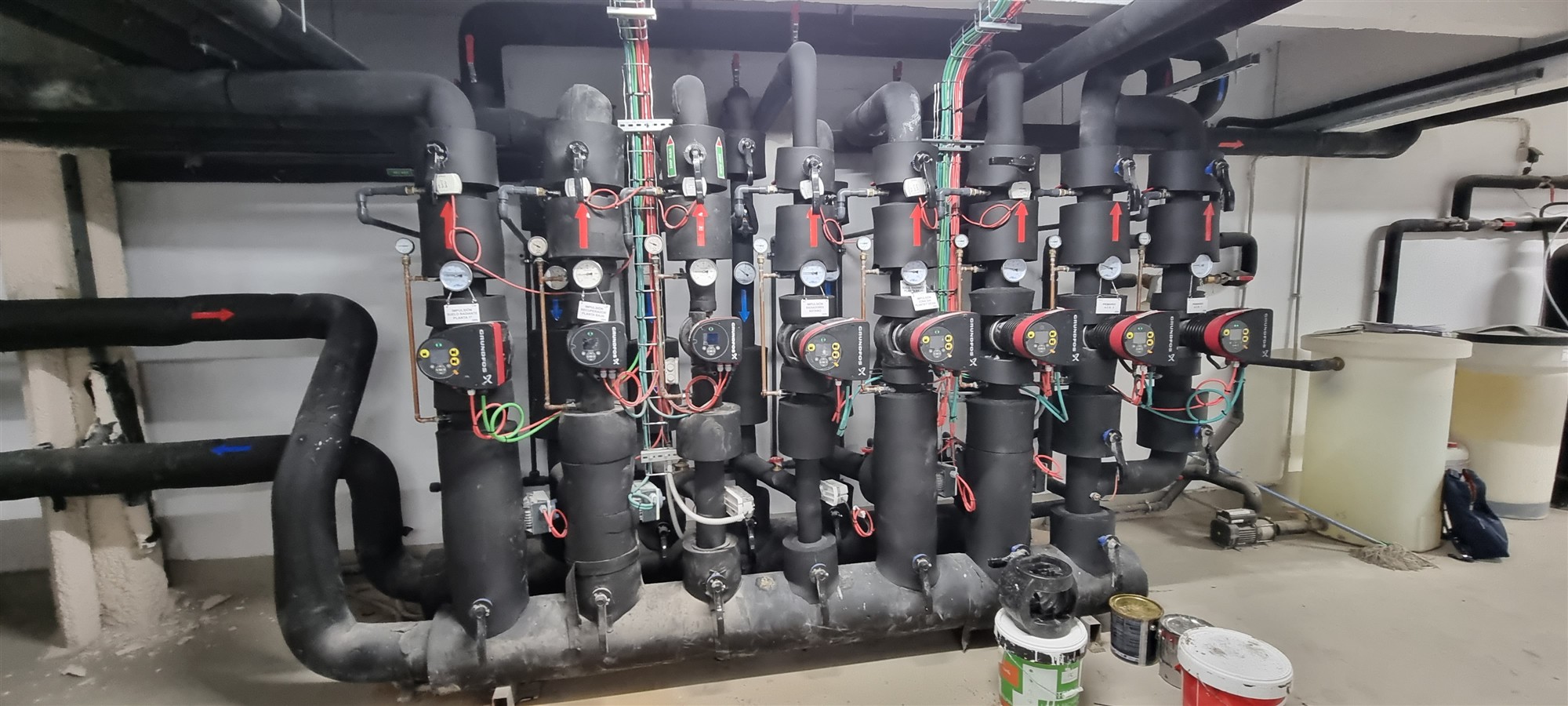 Diferentes elementos de una instalación de calefacción industrial