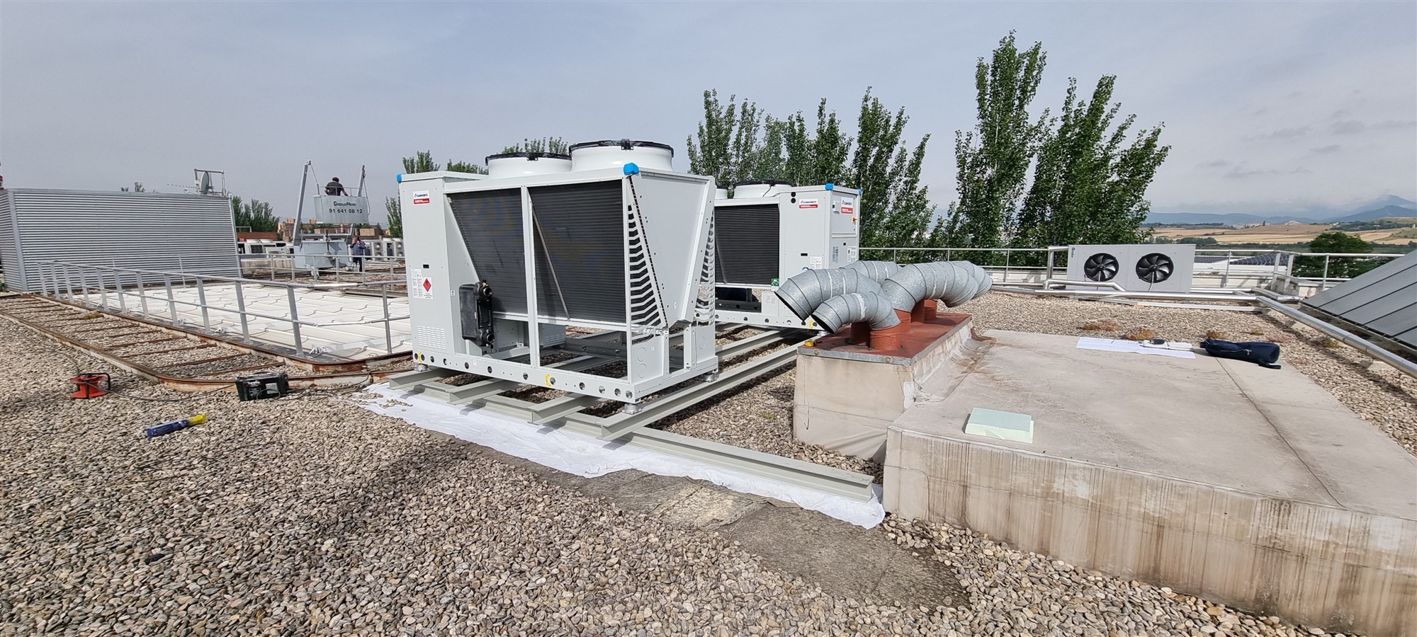 Diferentes elementos de una instalación de calefacción industrial en azotea