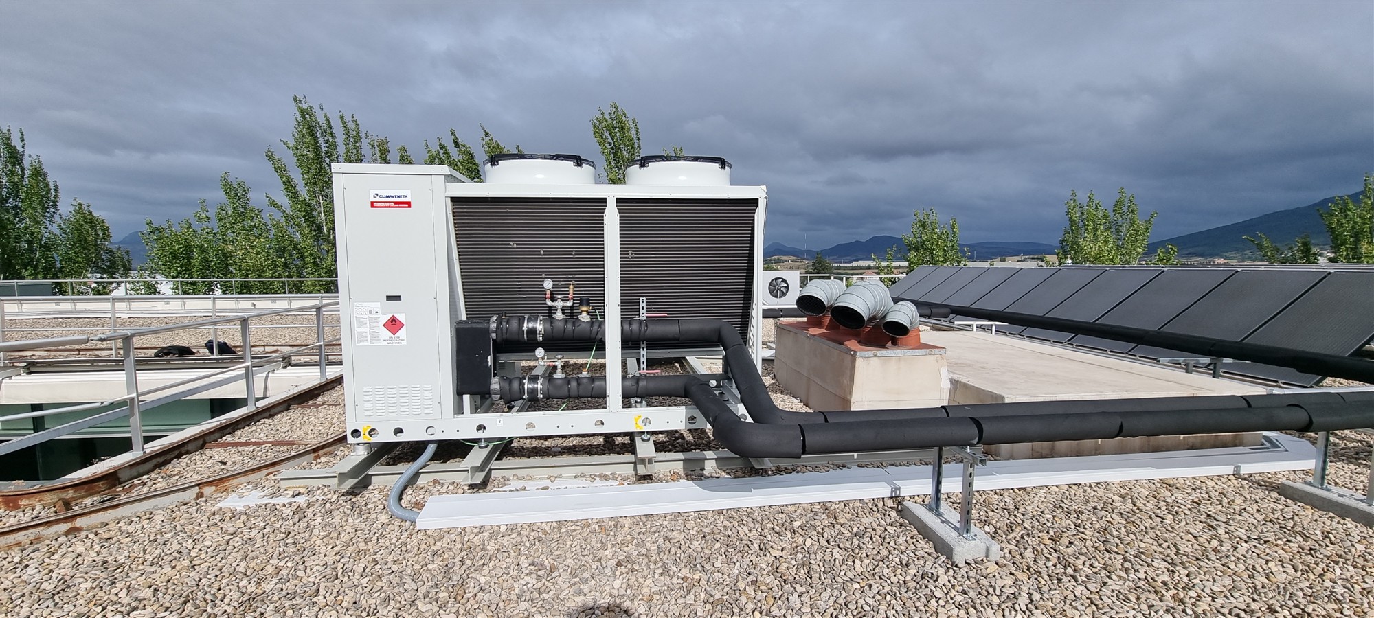 Diferentes elementos de una instalación de calefacción industrial en azotea