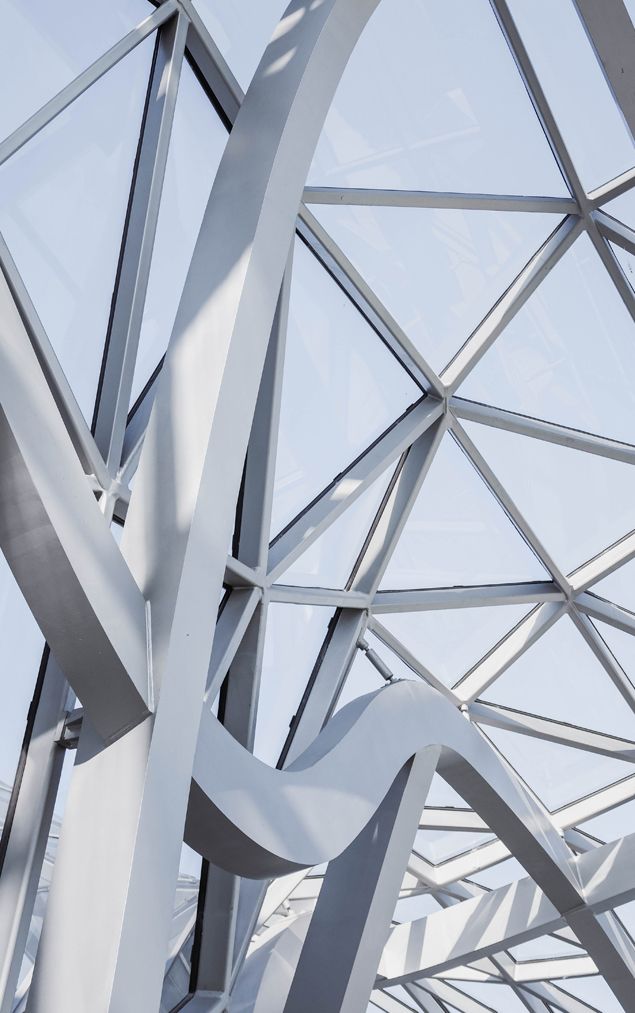 Estructura de fachada de vigas de metal y cristal