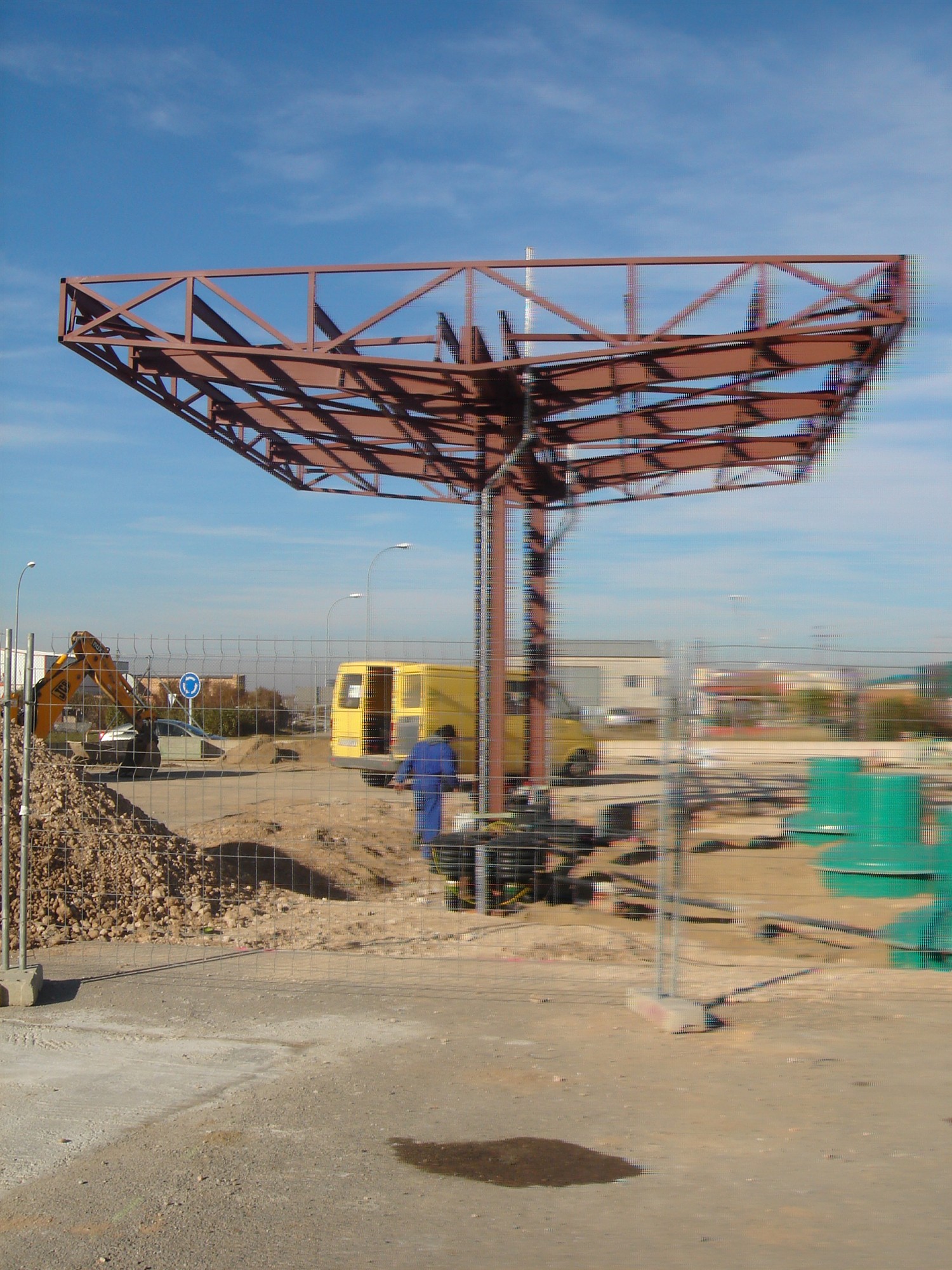 Estructura de hierro de una marquesina de gasolinera