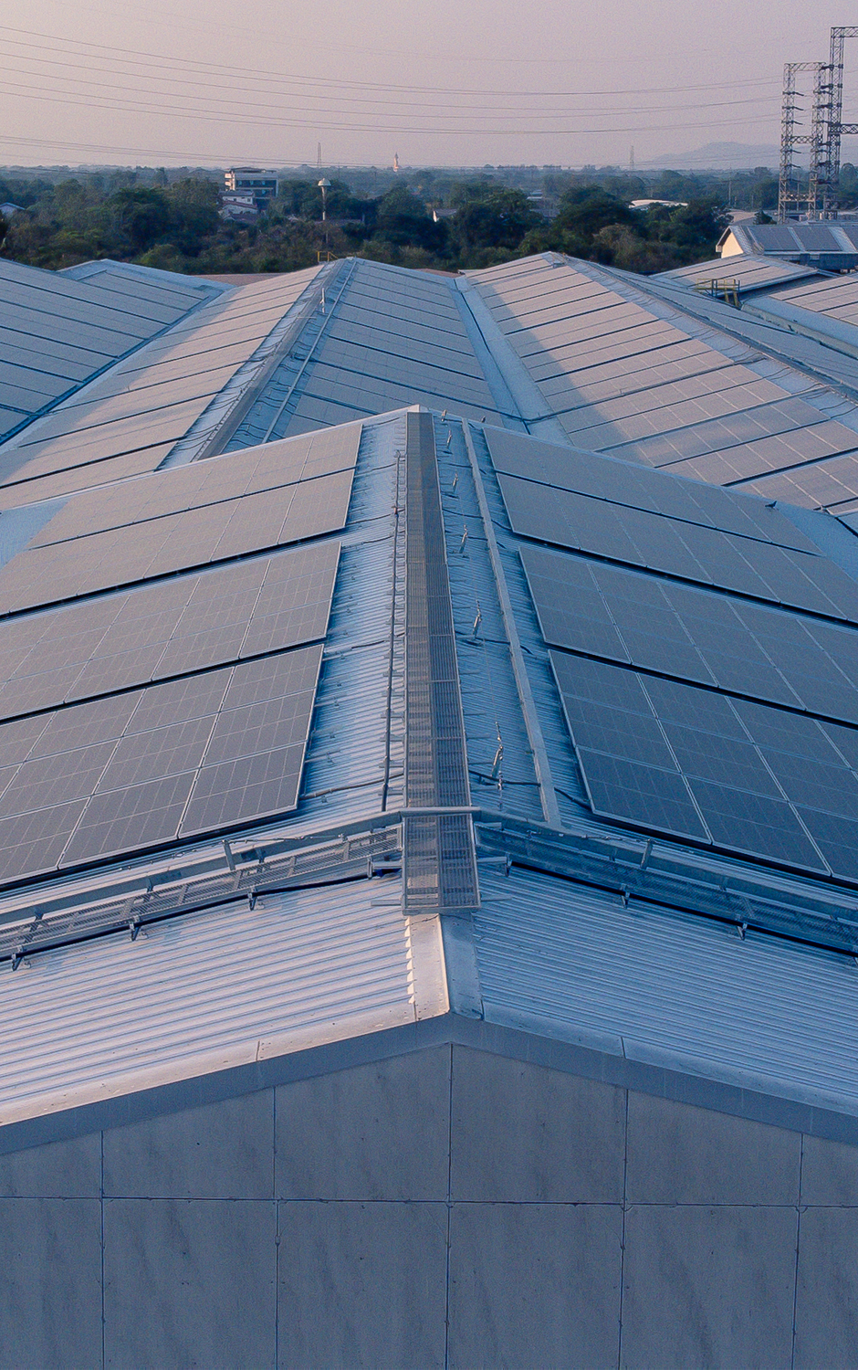 Una instalación de placas fotovoltaicas sobre los tejados de unas naves industriales