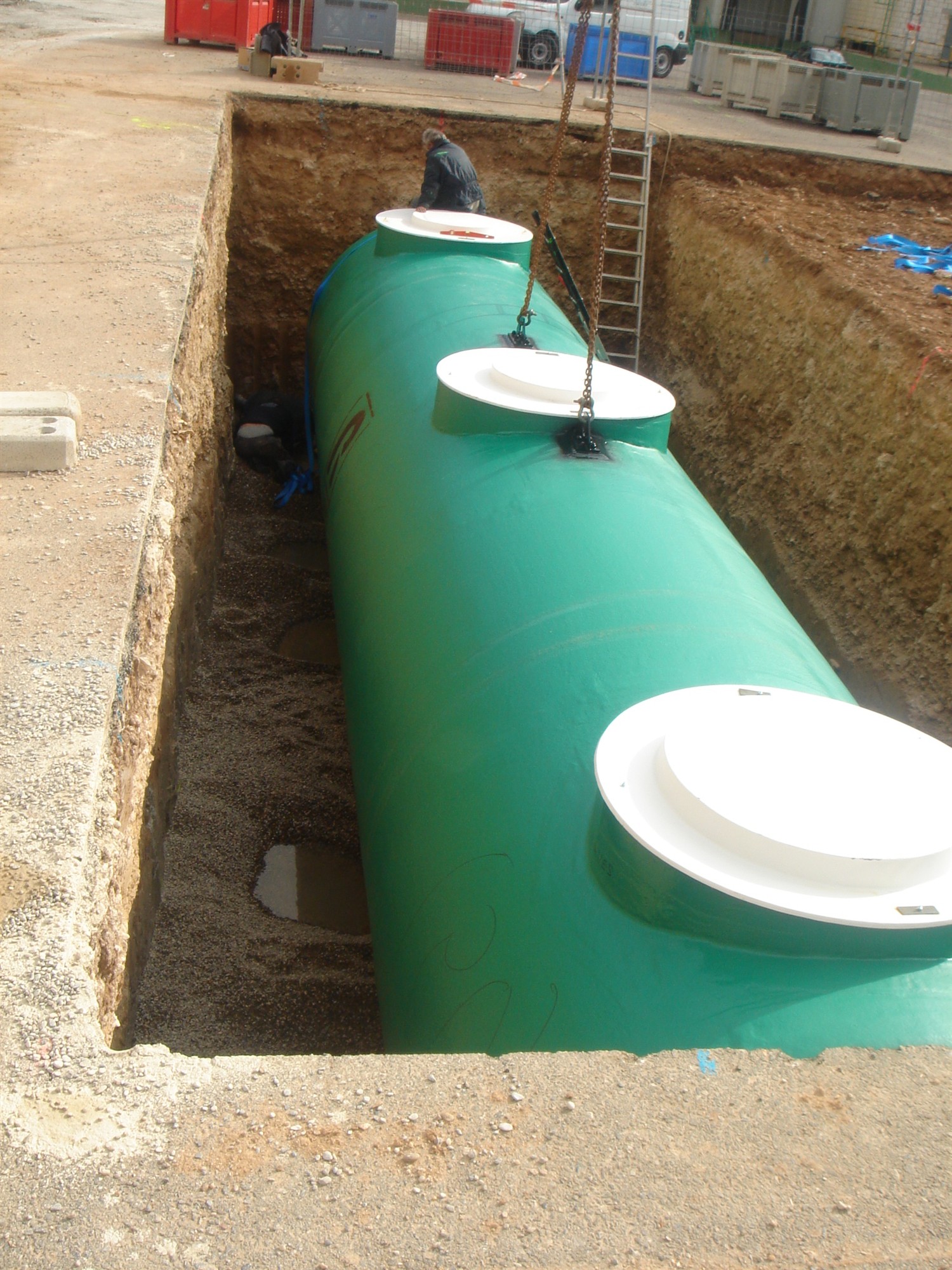 Depósitos de combustible subterráneos de una gasolinera