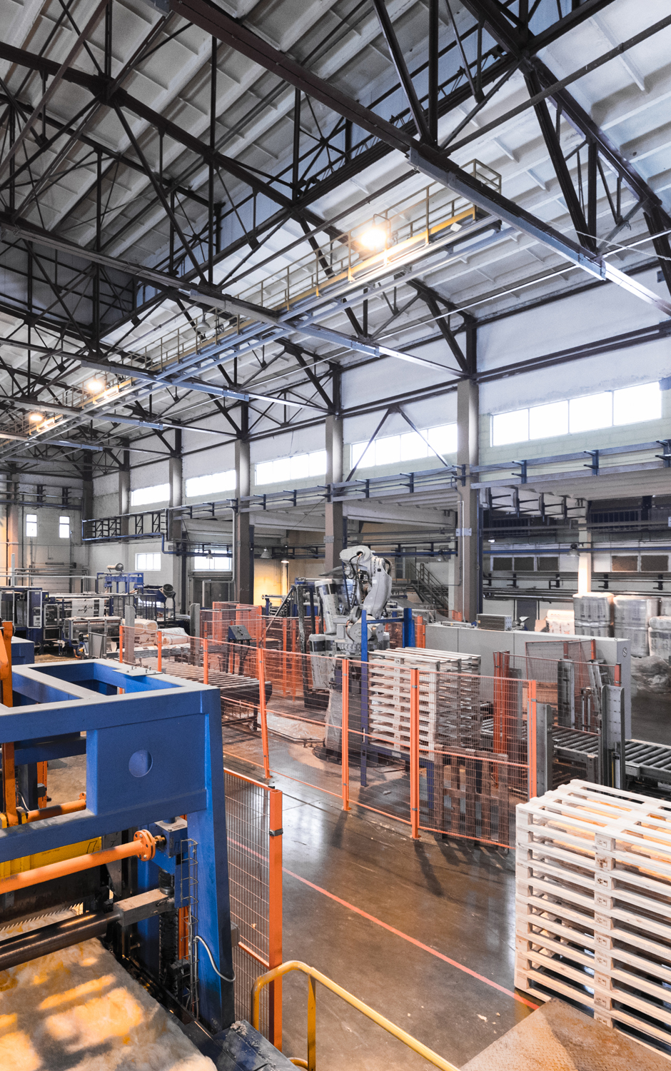 Una vista interior de una nave industrial de producción
