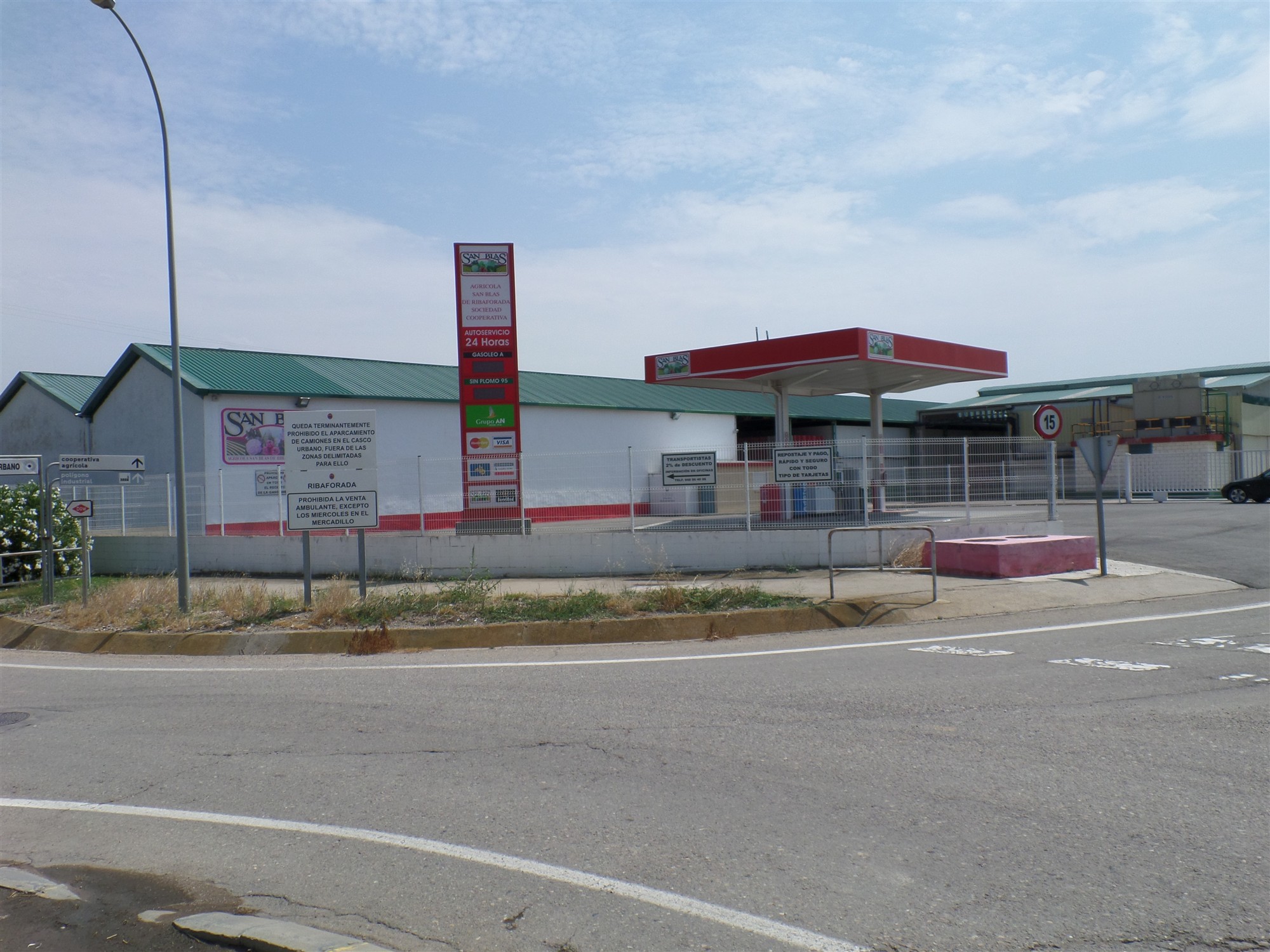 Vista general de una gasolinera con marquesina