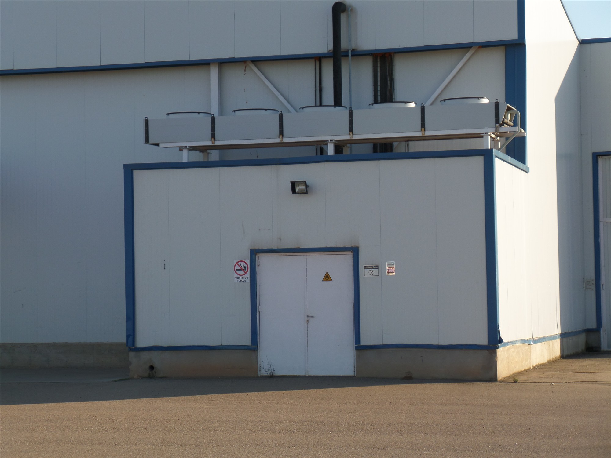 Puerta de entrada a nave industrial