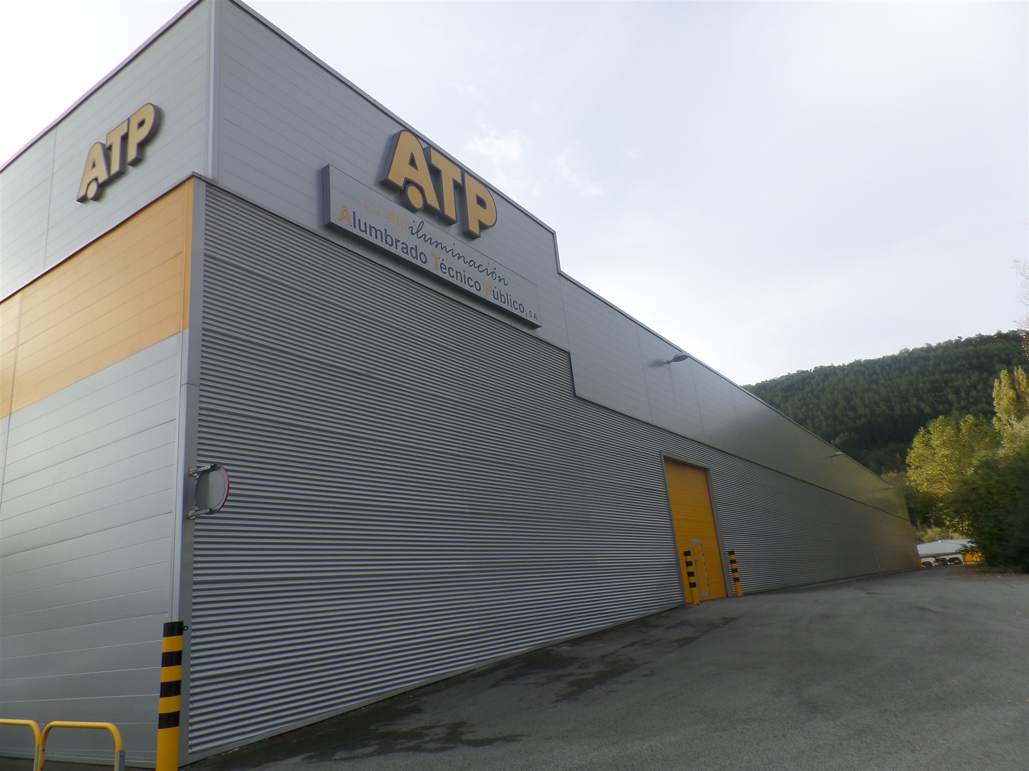 Fachada de chapa de la empresa ATP Iluminación