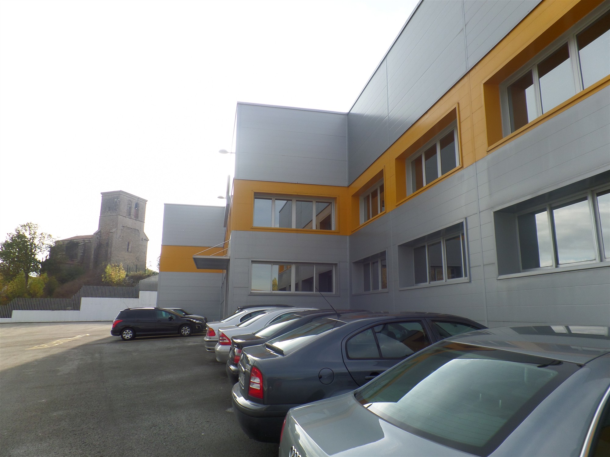 Fachada de chapa de la empresa ATP Iluminación
