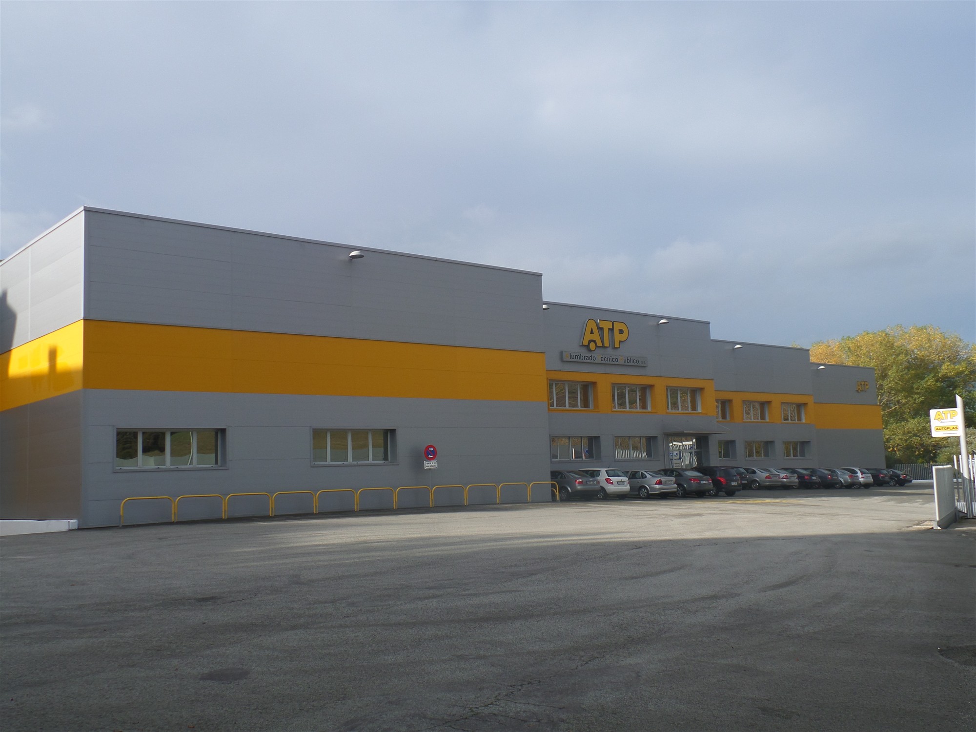 Fachada de chapa de la empresa ATP Iluminación