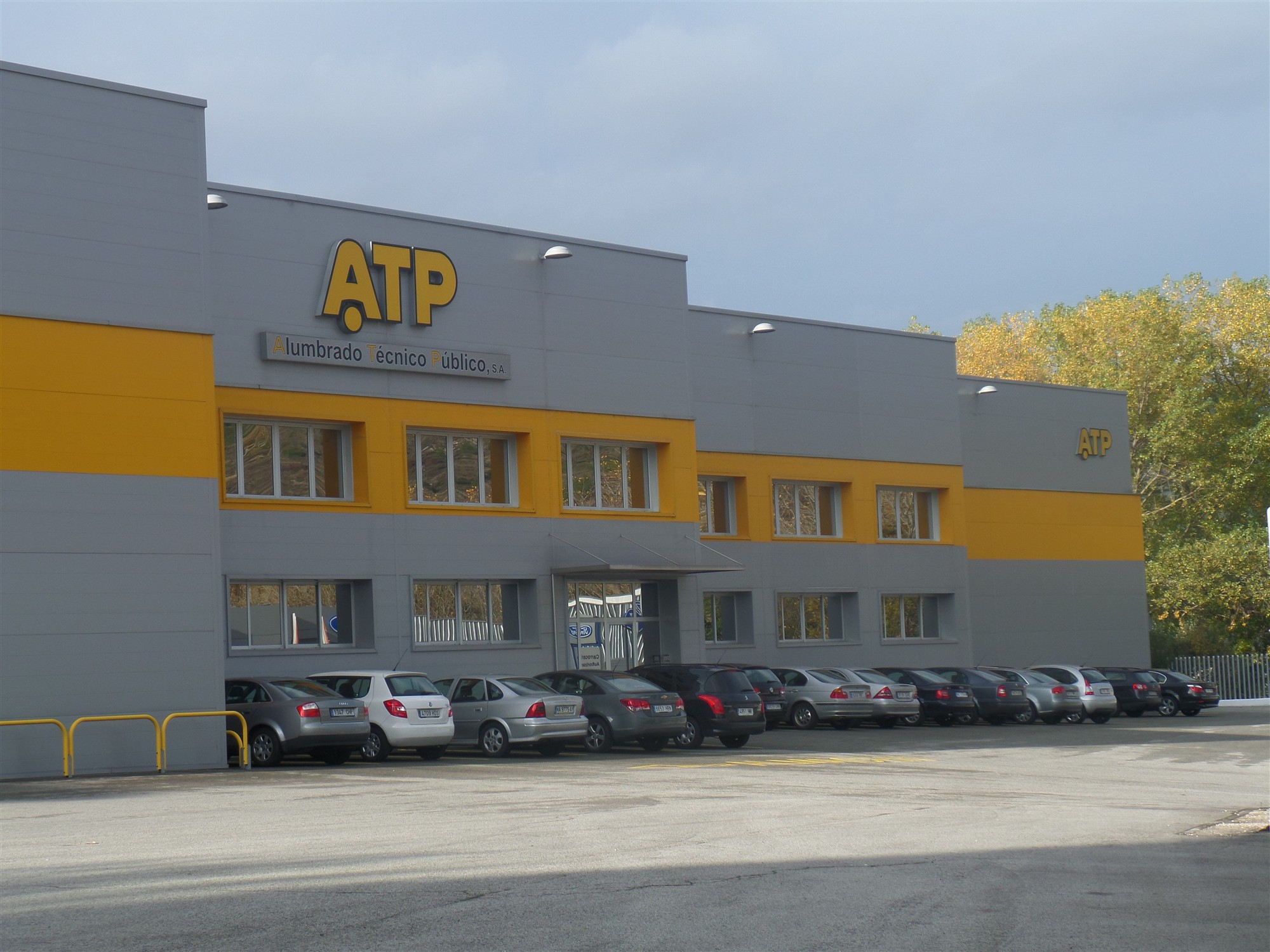 Fachada de chapa de la empresa ATP Iluminación