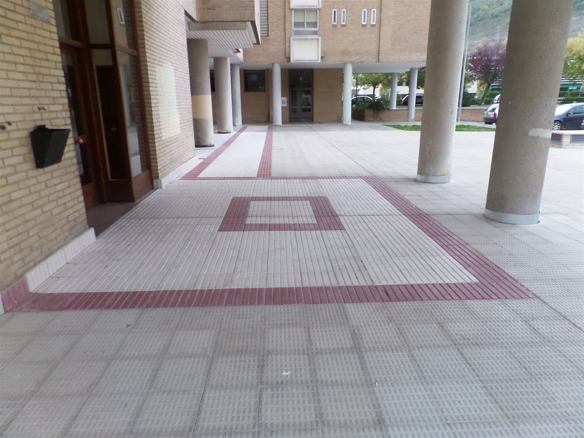 Impermeabilización de suelo de baldosas en comunidad de vecinos